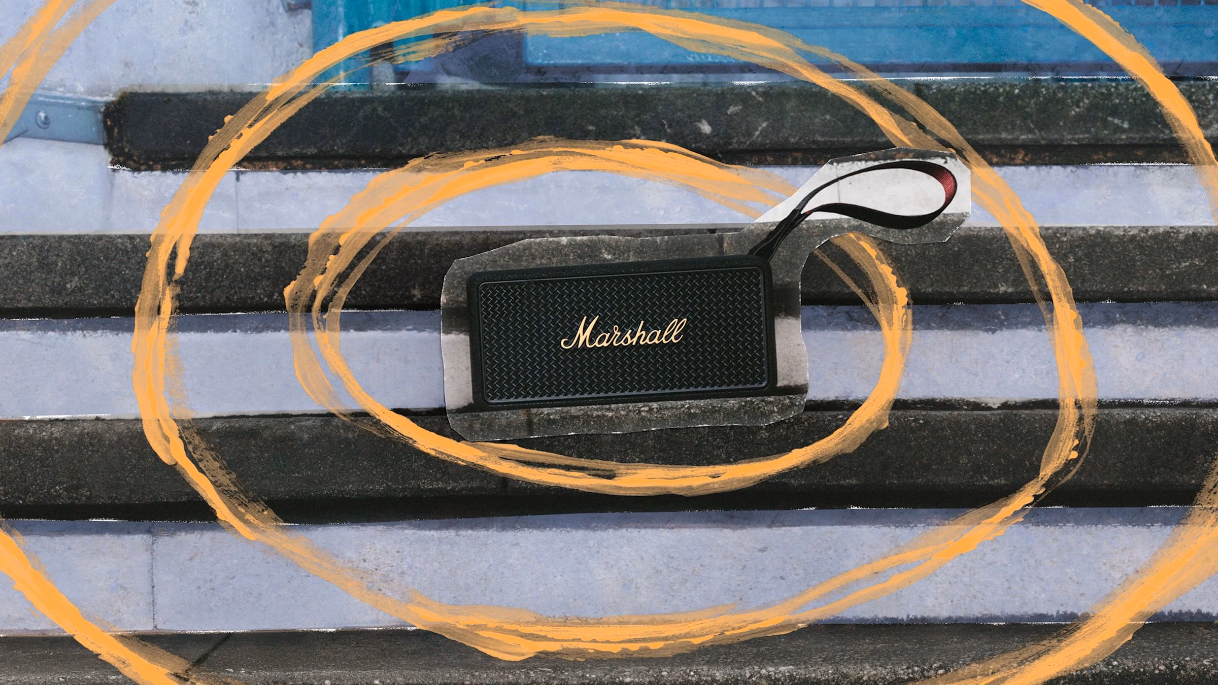 Портативна колонка Marshall Middleton II Black and Brass на вулиці