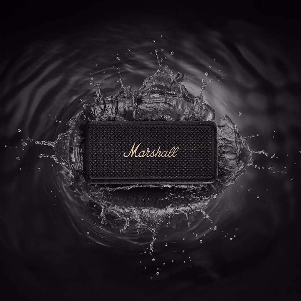 Колонка Marshall Middleton 2 стоїть на поверхні з краплями води