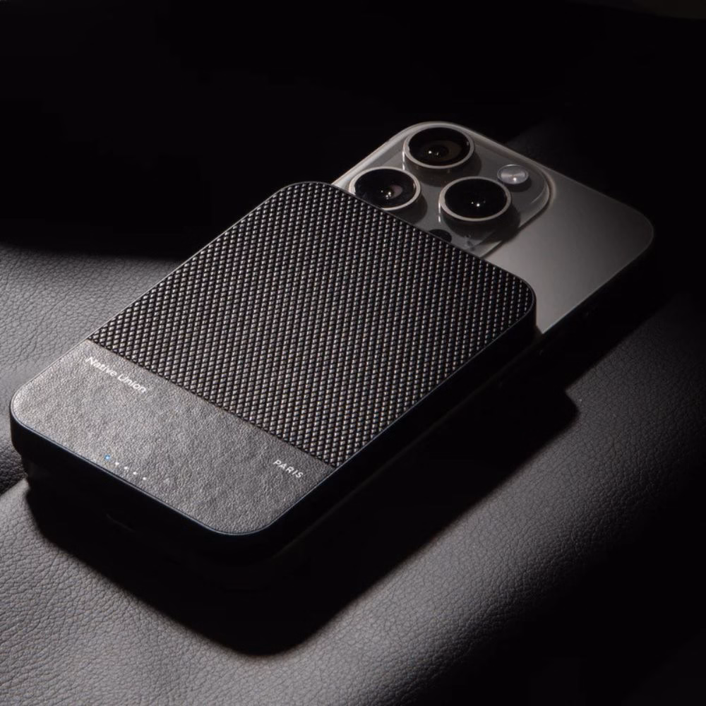 Черный магнитный повербанк Native Union (Re)Classic Magnetic Power Bank, закрепленный на iPhone, материал Yatay