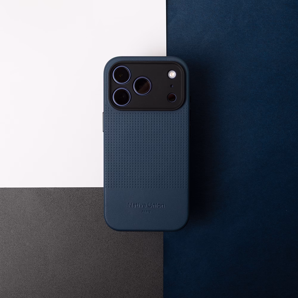 Чохол Native Union Active Case Navy на фоні