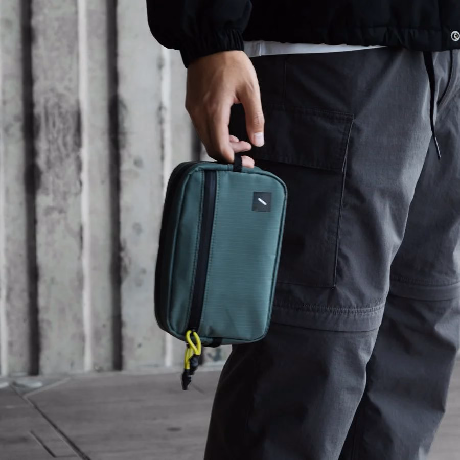 Чоловік тримає в руці органайзер Native Union Active Slate Green