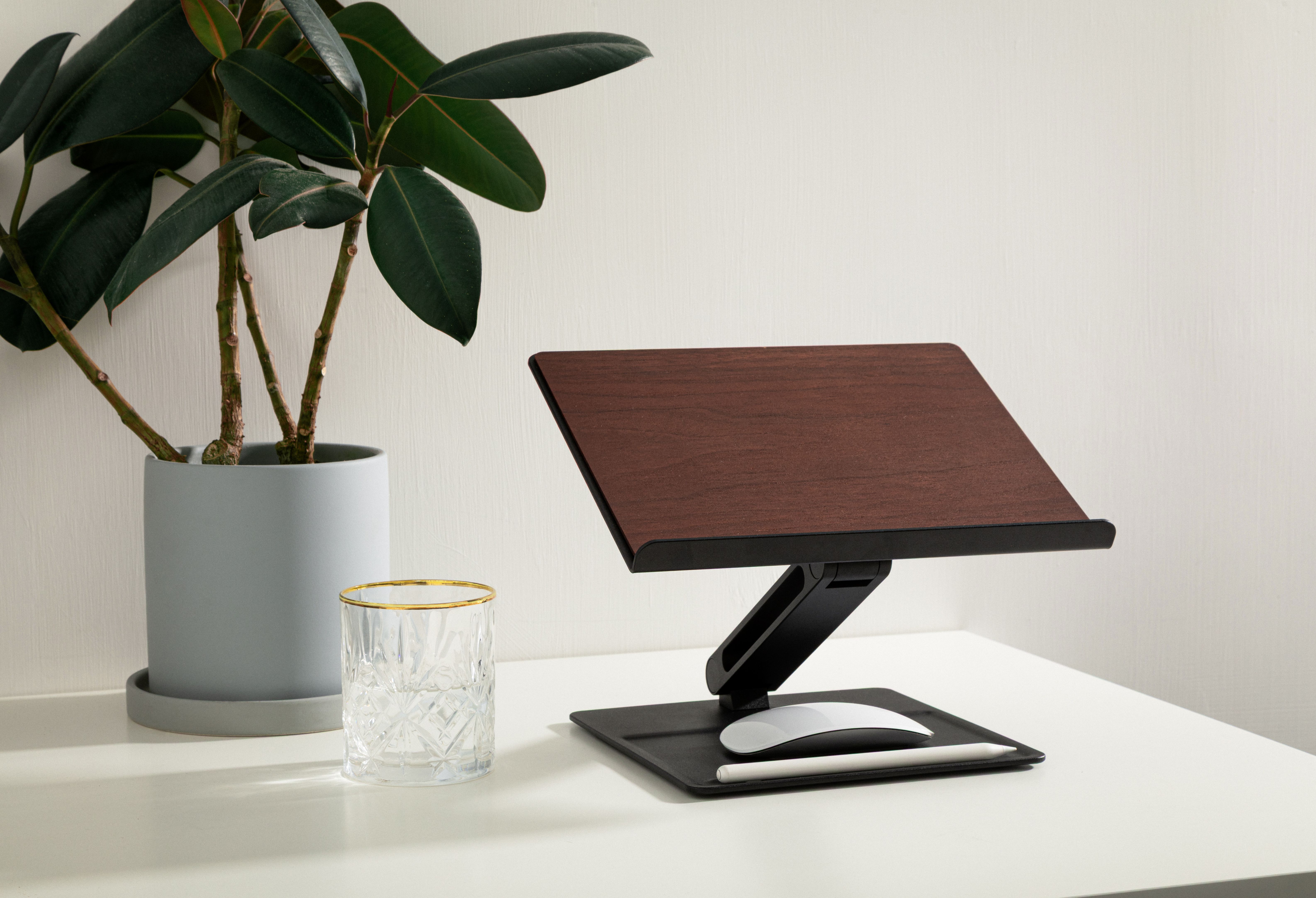 Подставка Native Union Desk Wood Black на рабочем столе