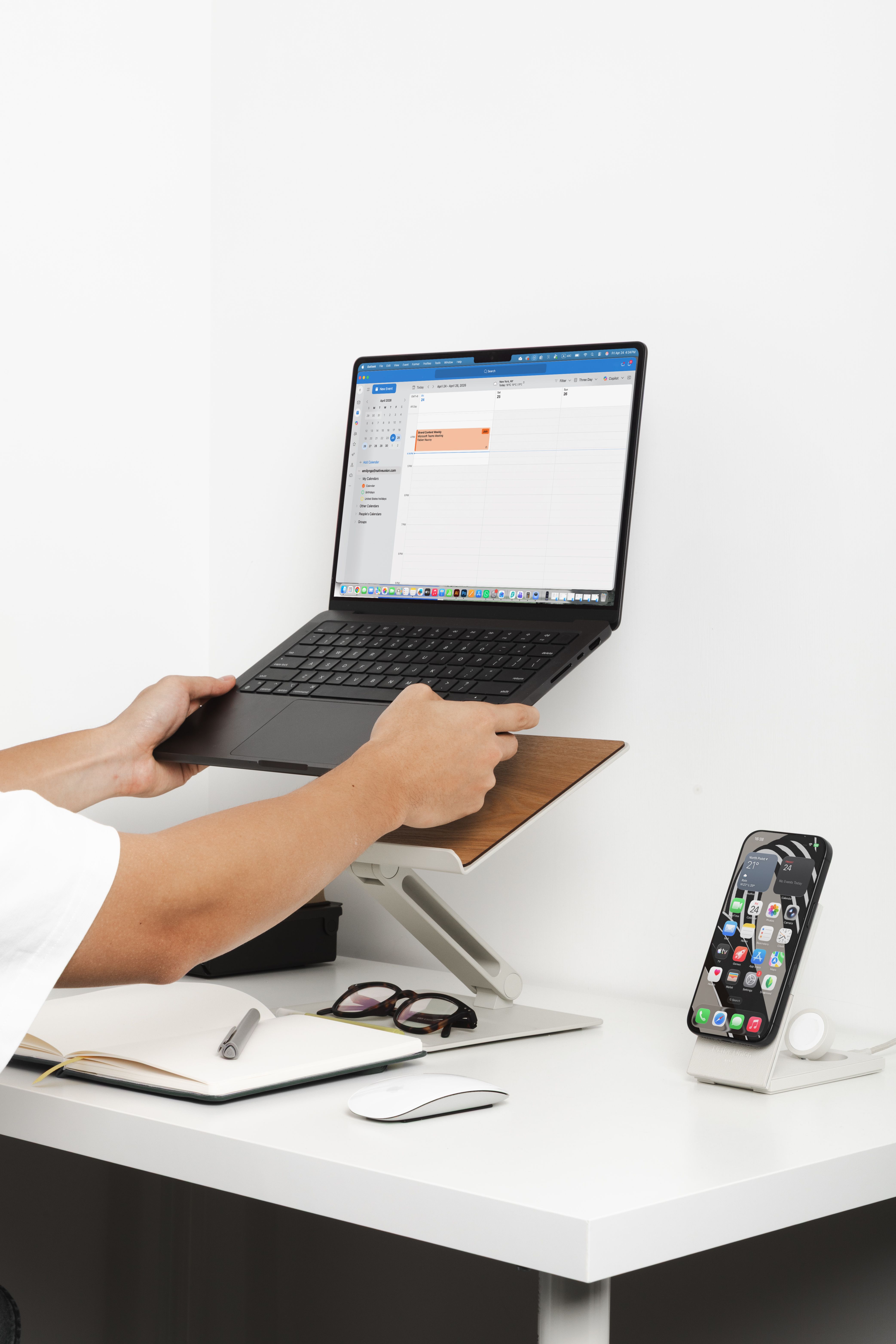 Людина працює за ноутбуком на підставці Native Union Desk Wood Sandstone