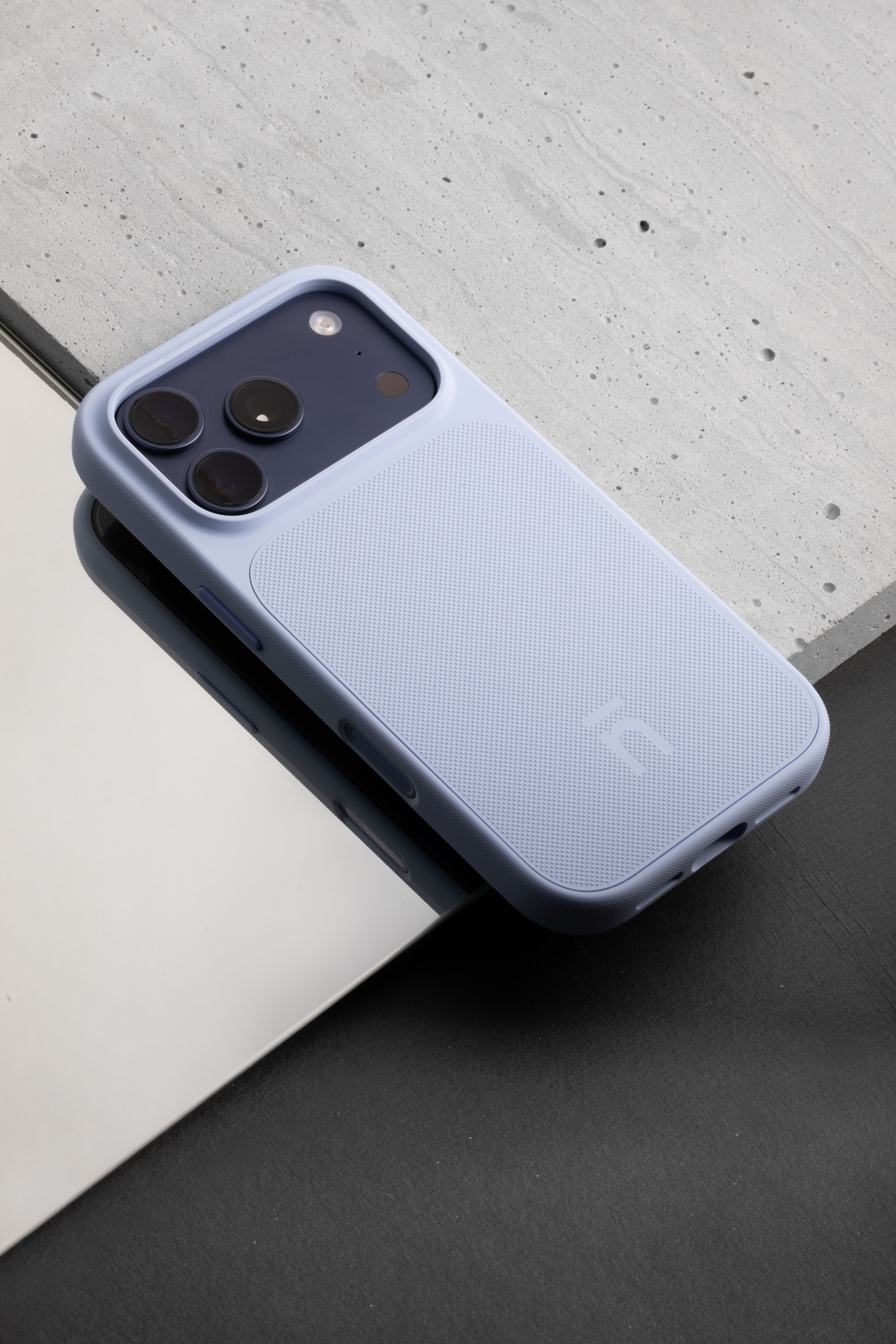 Синий чехол Native Union Neo для iPhone 18 Pro Max на столе