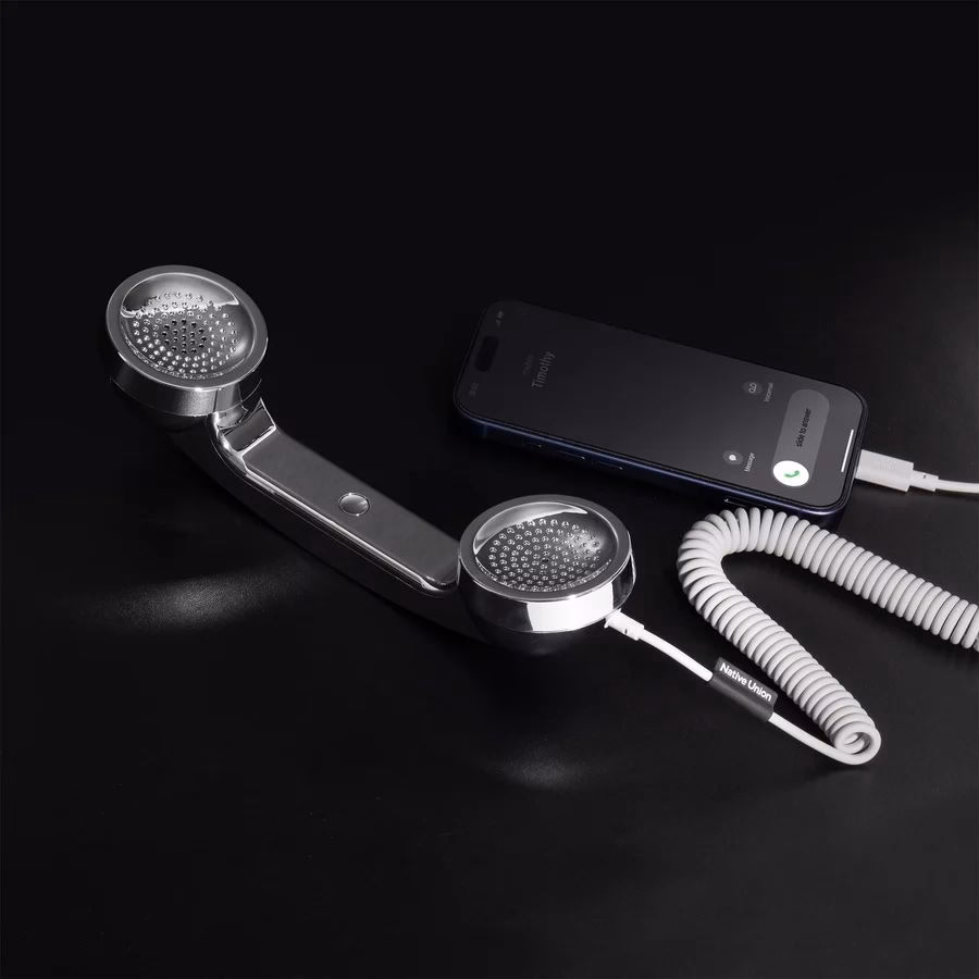Native Union POP Phone Mirror підключена до iPhone 15 через USB-C