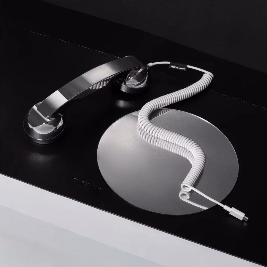 Телефонна трубка Native Union POP Phone USB-C Mirror біля дзеркала