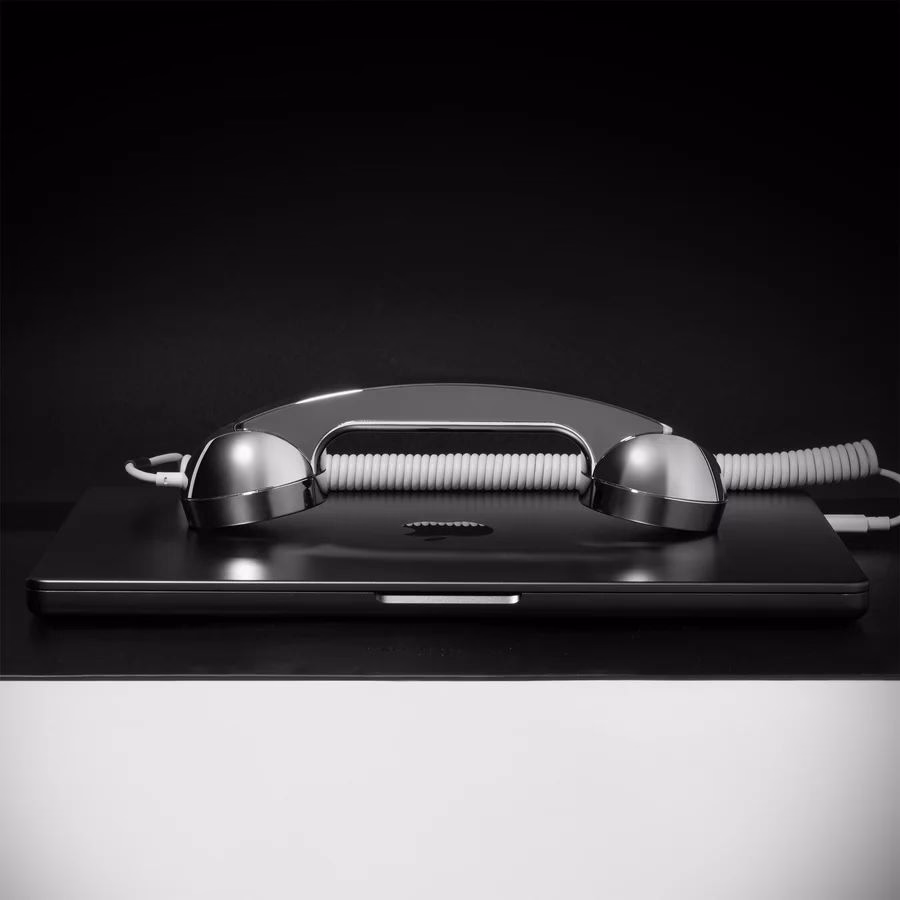 Телефонна трубка Native Union POP Phone Mirror підключена до MacBook