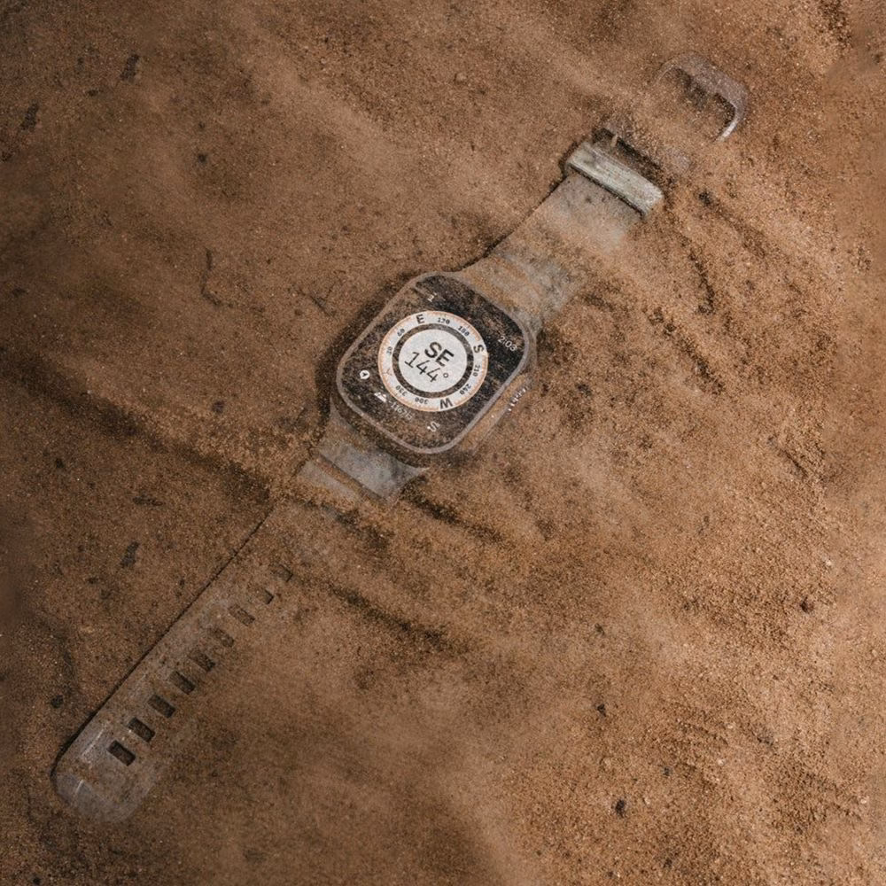 Экстремальные испытания Nomad Rocky Point Sierra Stone: часы Apple Watch Ultra под слоем песка в пустыне.