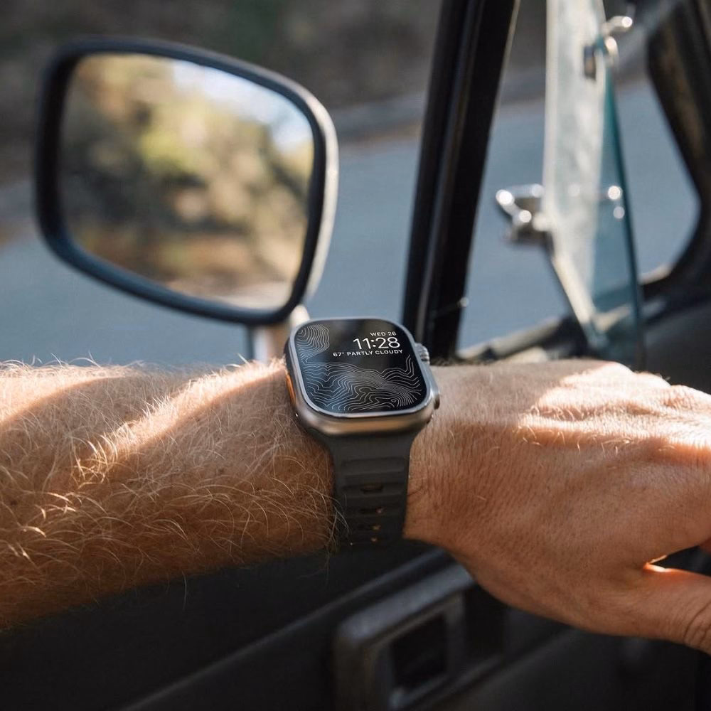 Ремешок Nomad Sport Band Ash Green для Apple Watch Ultra на руке водителя, стильный вид в салоне авто
