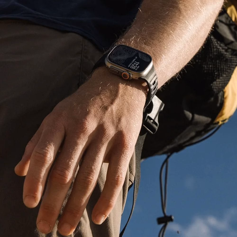 Спортивный ремешок Nomad Sport Band Black для Apple Watch Ultra 49mm на руке путешественника, материал FKM фторэластомер