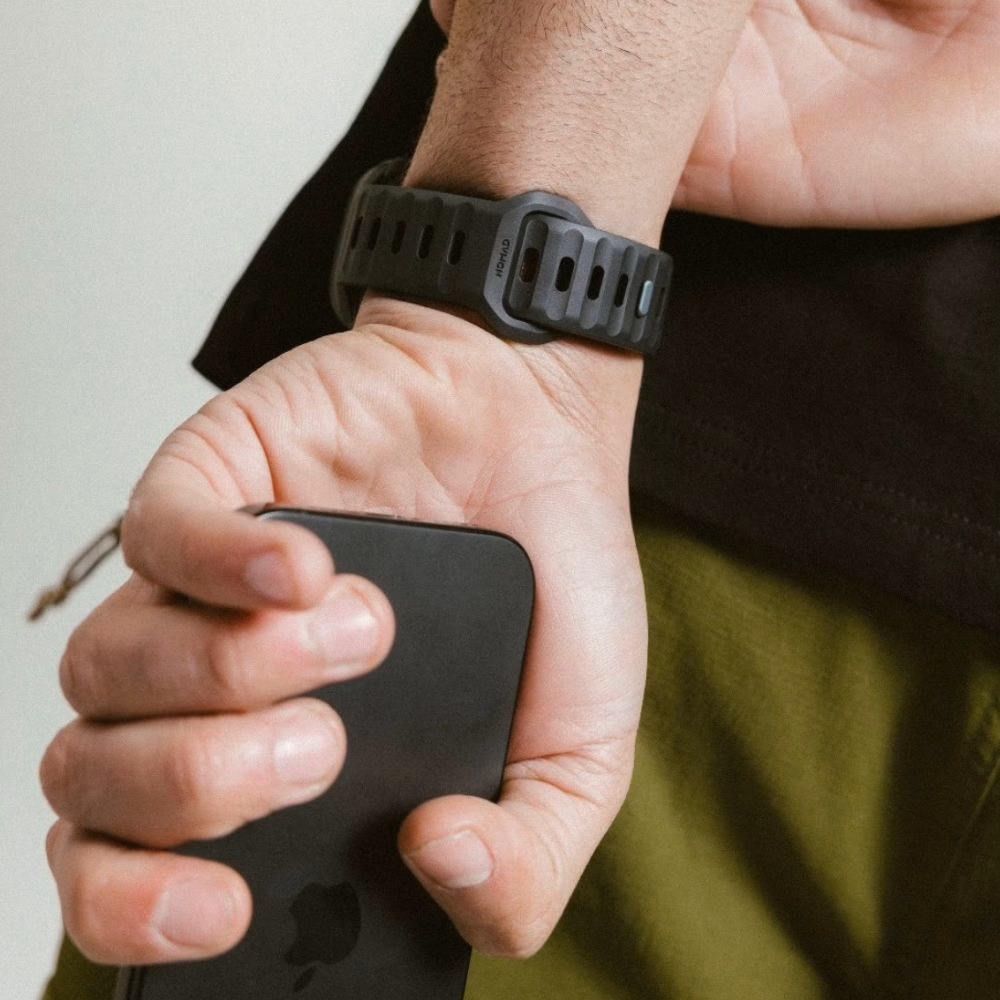 Надежная застежка pin-and-tuck спортивного ремешка Nomad Sport Band для активного образа жизни и занятий спортомНадежная застежка pin-and-tuck спортивного ремешка Nomad Sport Band для активного образа жизни и занятий спортом