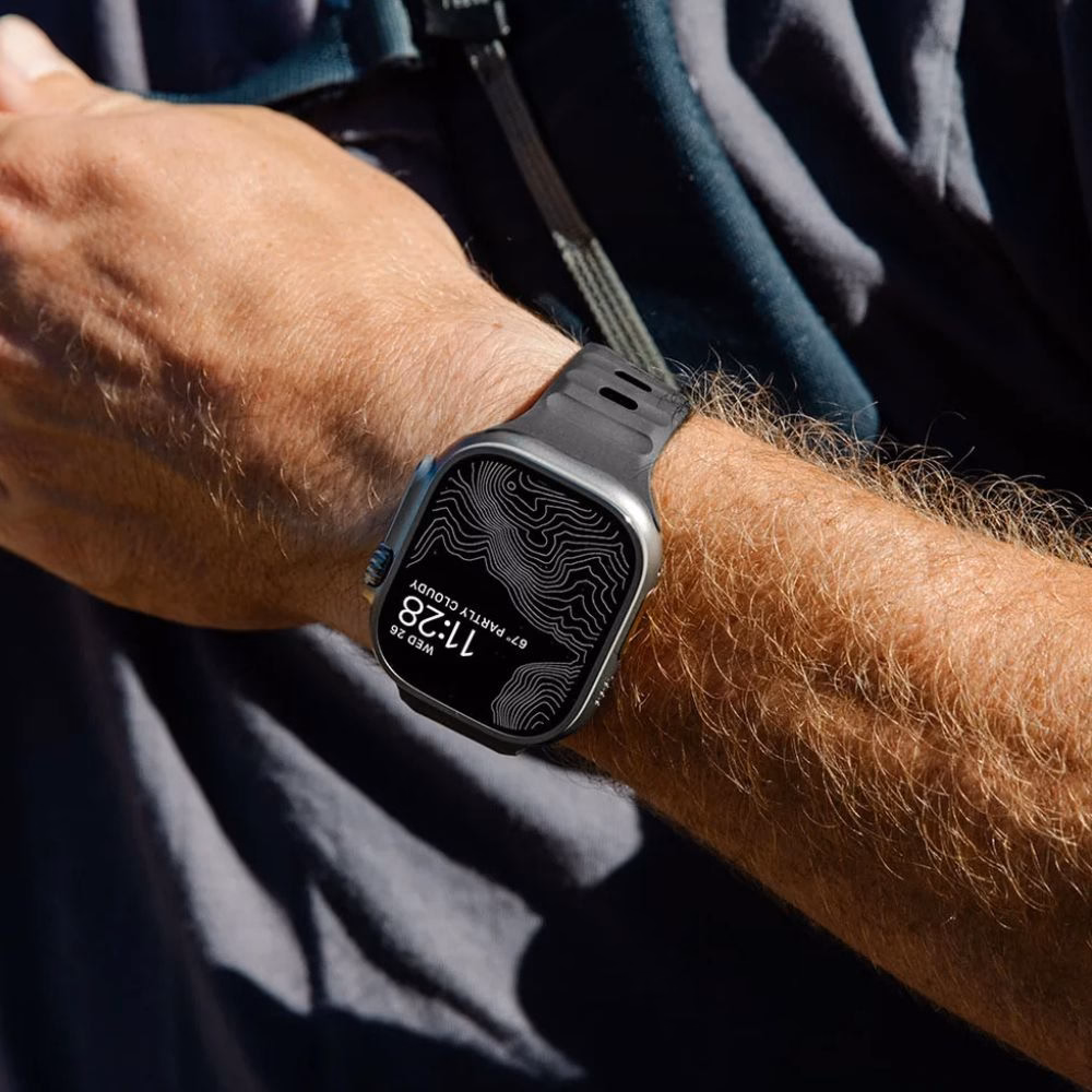 Детальный вид текстуры черного ремешка Nomad Sport Band на запястье, совместимость с Apple Watch 46mm/49mm