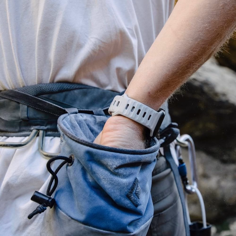 Екстремальне використання ремінця Nomad Sport Band Lunar Gray з фторкаучуку FKM