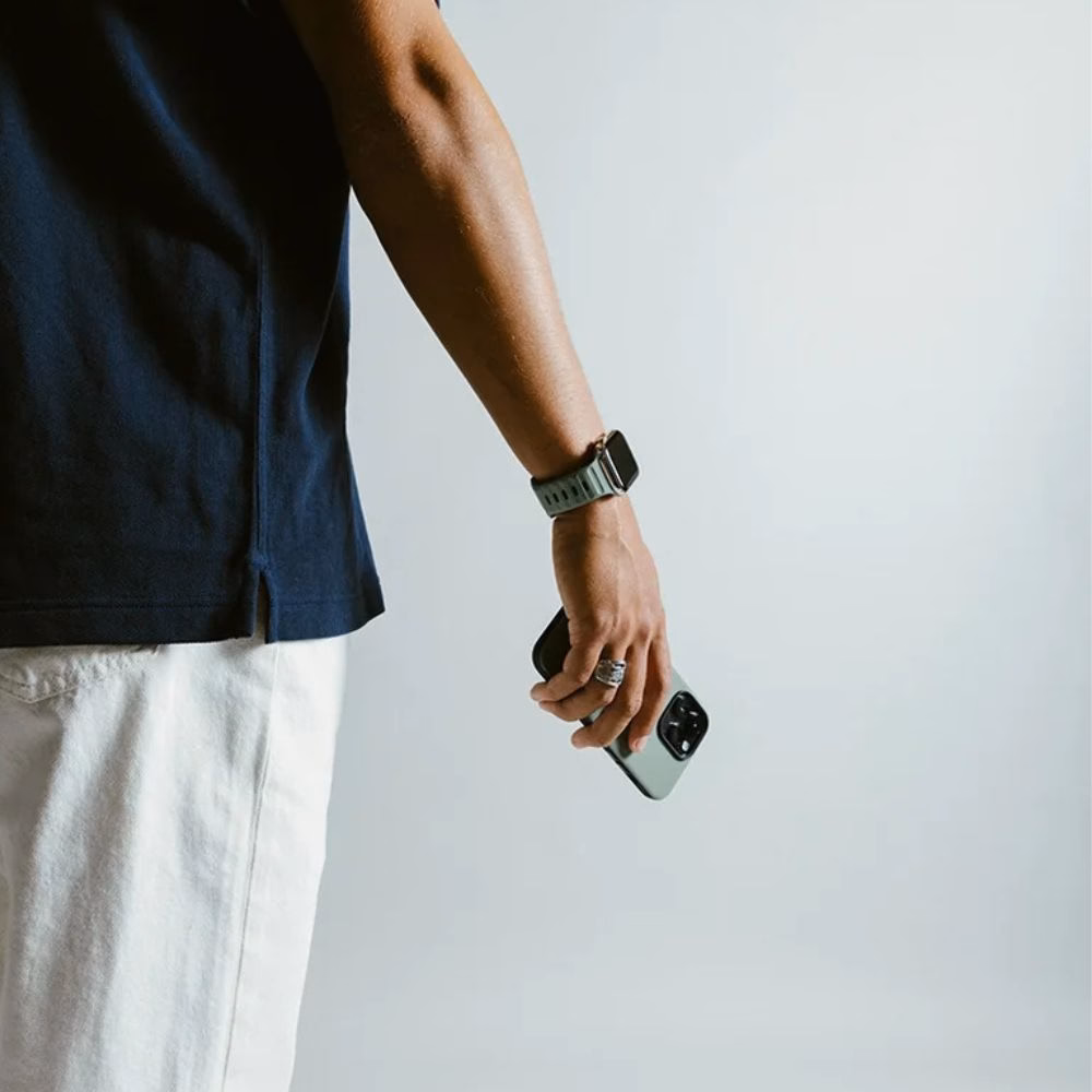 Спортивний ремінець Nomad Sport Band Coastal Rock на руці, поєднання з чохлом для iPhone в тон — преміальні аксесуари Nomad