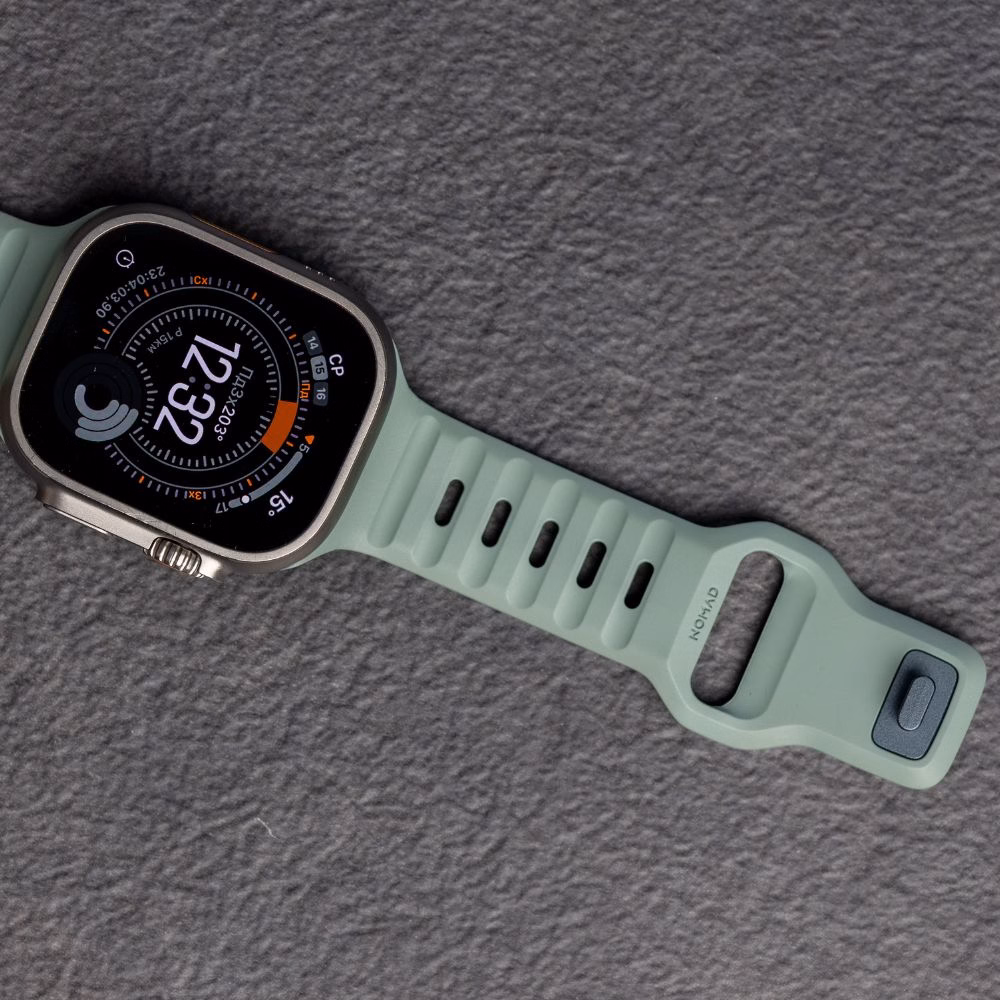 Детальний вигляд текстури та застібки ремінця Nomad Sport Band Coastal Rock для Apple Watch Ultra 2 49mm