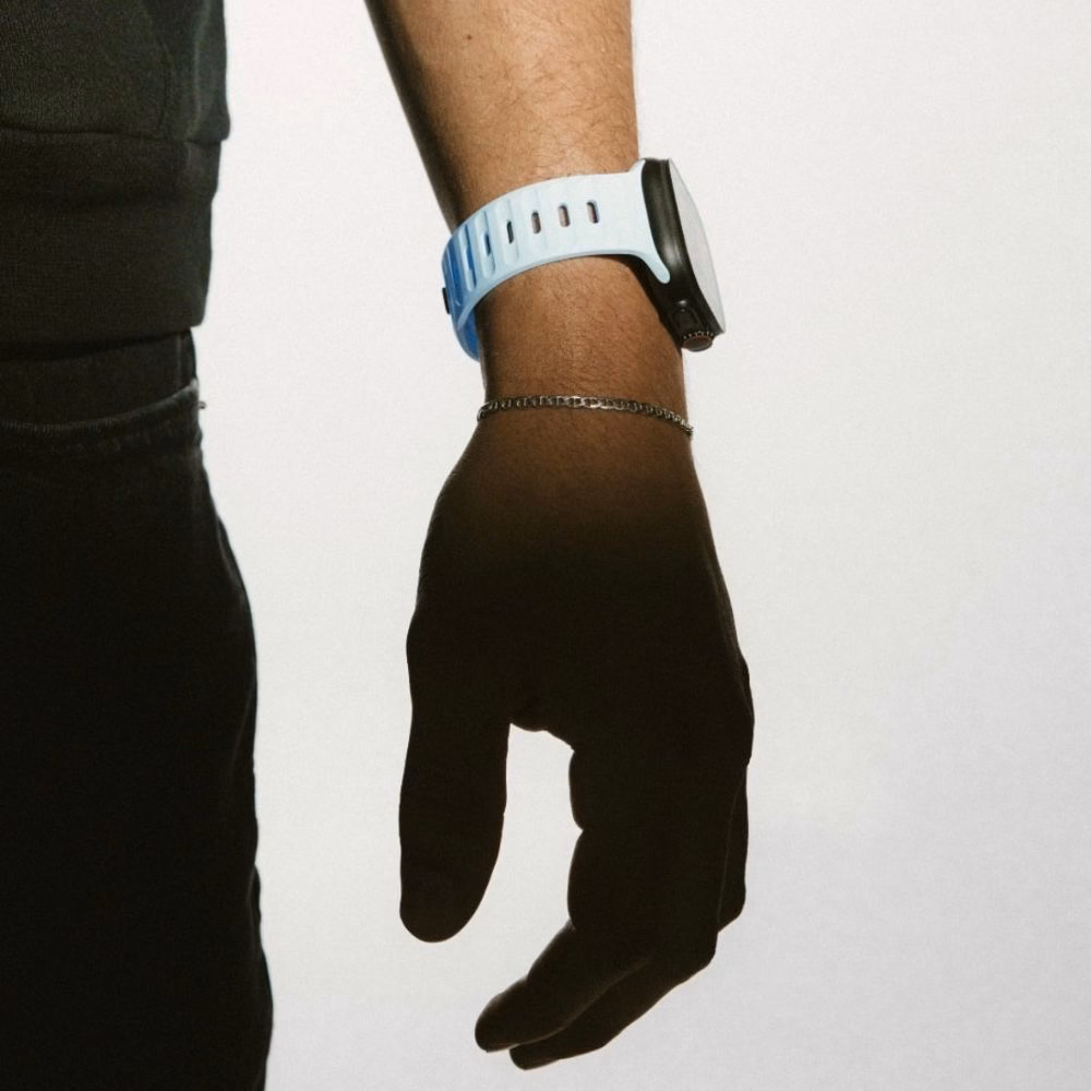 Водонепроникний силіконовий ремінець Nomad Sport Band для Apple Watch Ultra з краплями води на чорному фоні, демонстрація вологовідштовхувальних властивостей.