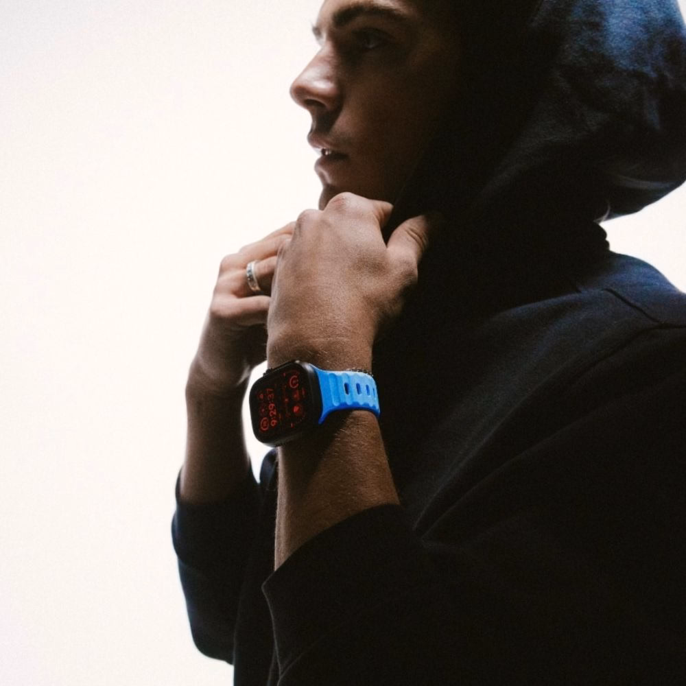 Фронтальний та тильний вигляд ремінця Nomad Sport Band Icy Blue Glow для Apple Watch Ultra, вентиляційні канали та фірмова алюмінієва застібка