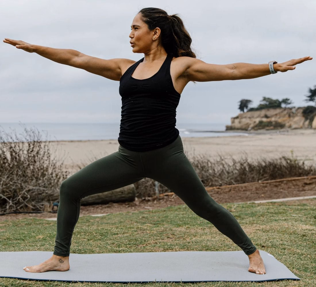 Спортивний силіконовий ремінець Nomad Sport Band Lunar Gray на зап'ясті дівчини під час занять йогою на свіжому повітрі