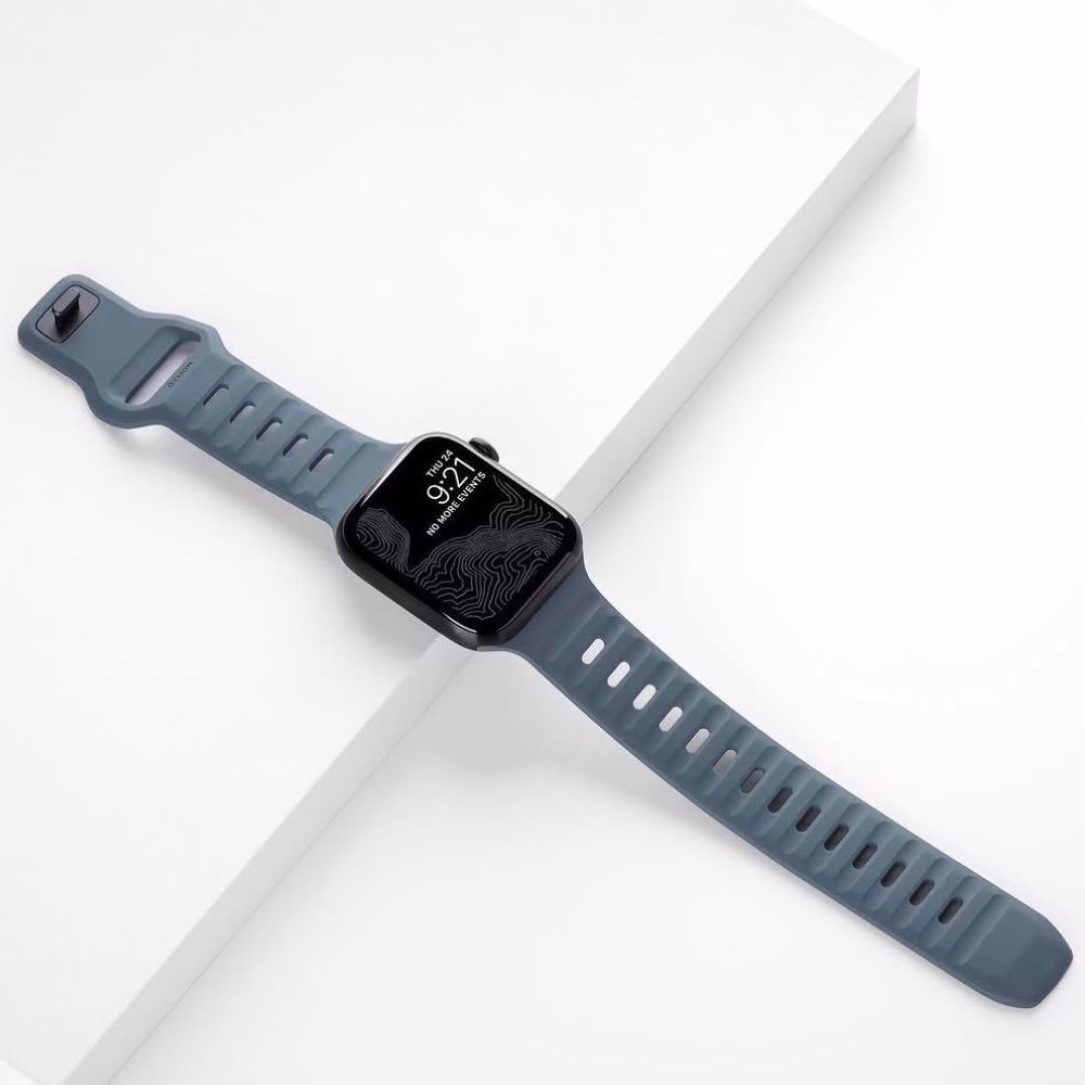 Спортивный ремешок Nomad Sport Band Marine Blue из фторкаучука FKM для Apple Watch 46mm/49mm, вид сверху