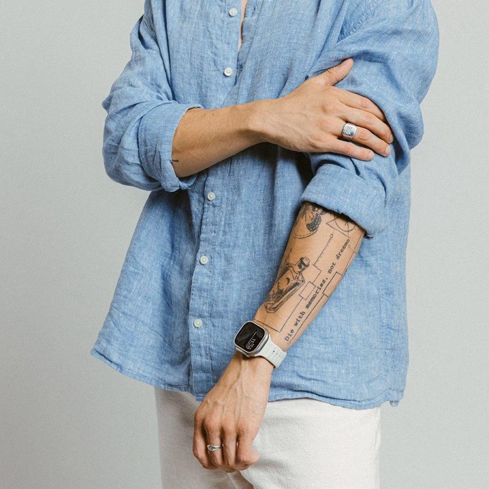 Apple Watch Ultra та силіконовим ремінцем Nomad Sport Band у стилі lifestyle.