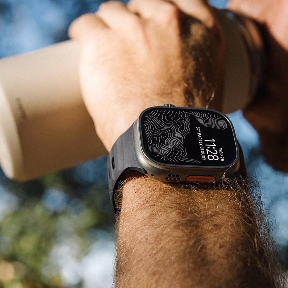 Лайфстайл-кадр: чорний силіконовий ремінець Nomad Sport Band на годиннику Apple Watch у повсякденному використанні.