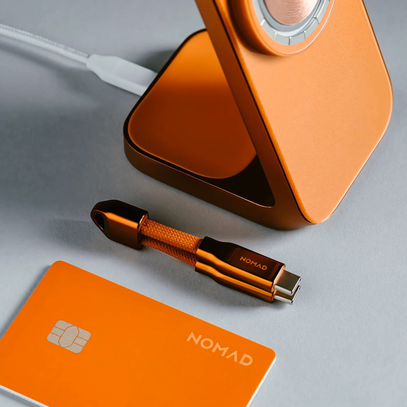 Nomad Stand One Stellar Orange, кабель и трекер