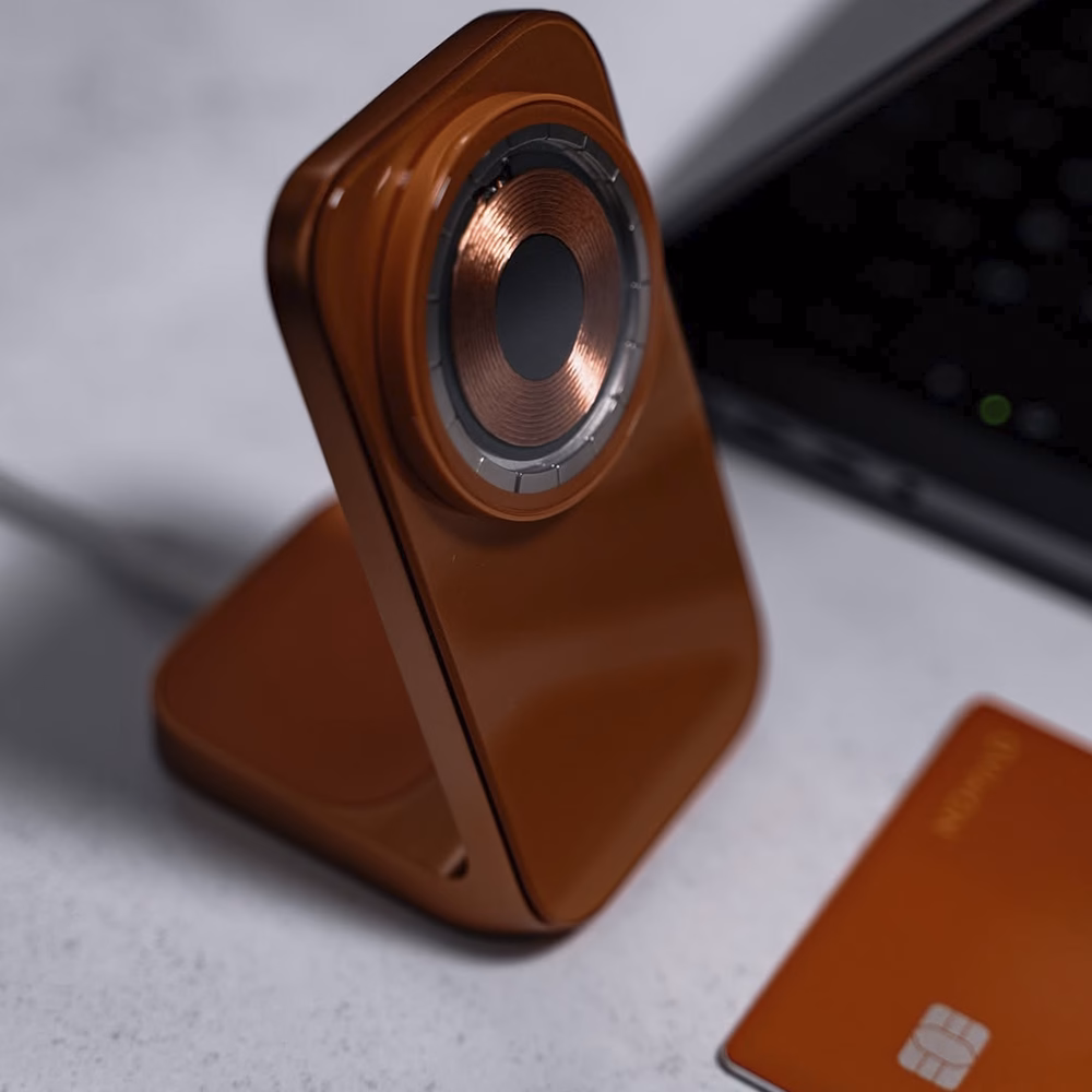 Nomad Stand One Stellar Orange на столе с MacBook и картой-трекером