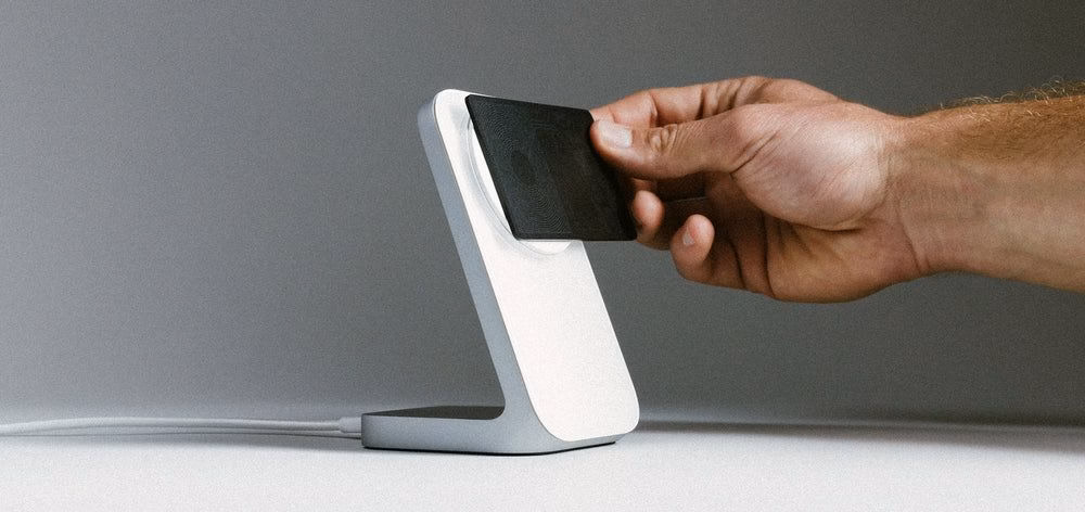 Процес бездротової зарядки трекера Nomad Tracking Card Air Android