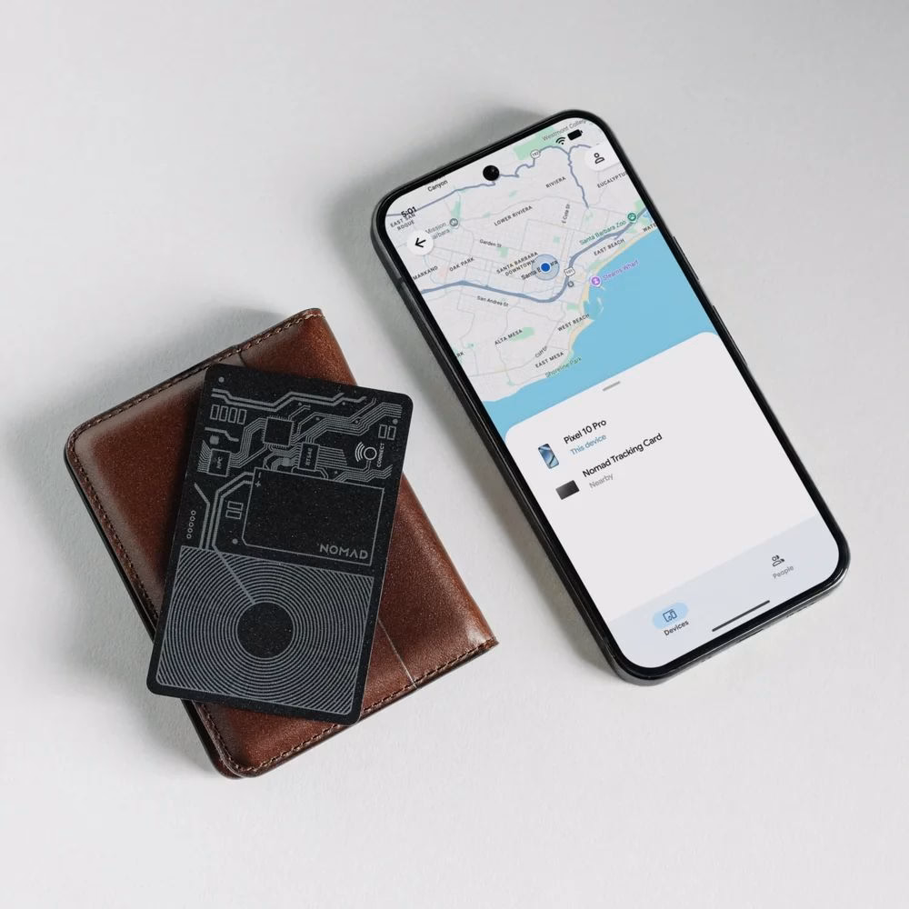 Трекер Nomad Tracking Card Air Android Black лежить на гаманці поруч зі смартфоном