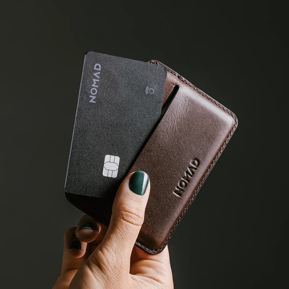 Трекер Nomad Pro черного цвета в кошельке