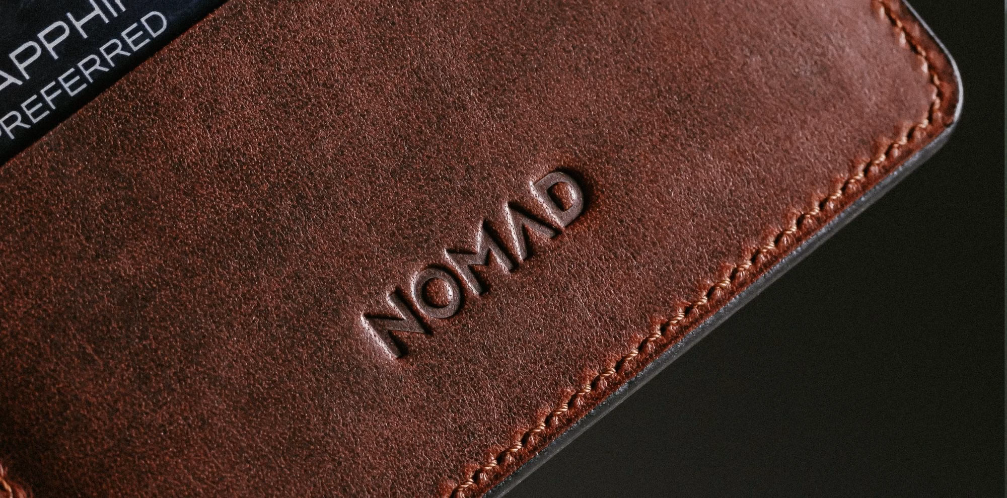 Крупний план логотипа на шкірі Nomad Card Plus Horween Olde Dublin