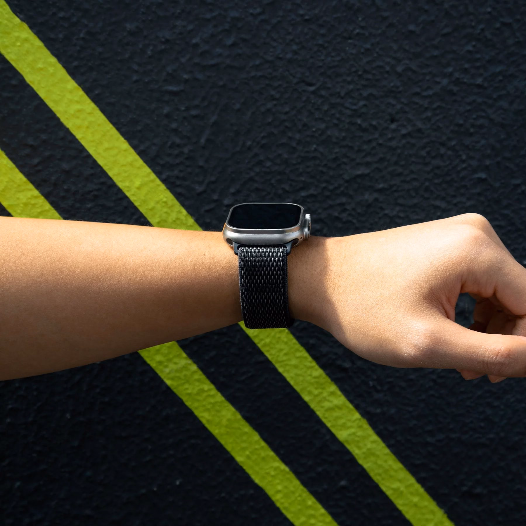 Ремешок Native Union Active Sport Loop на мужской руке