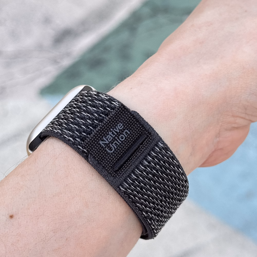 Ремешок Native Union Active Sport Loop на женской руке