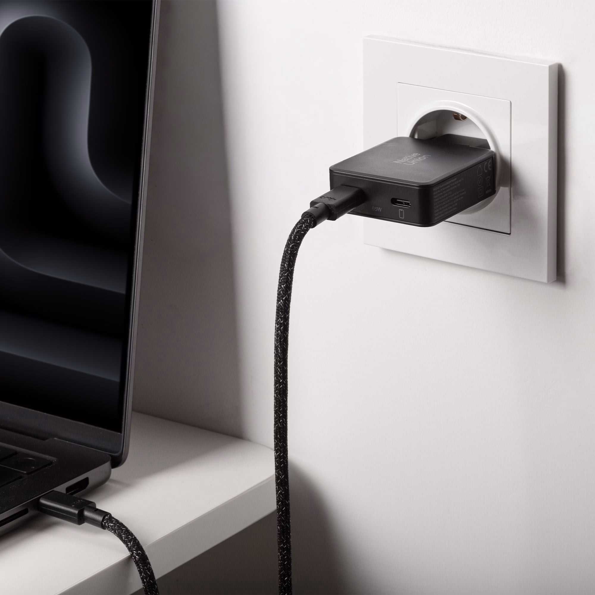 Native Union Pocket GaN 65W Black заряжает MacBook