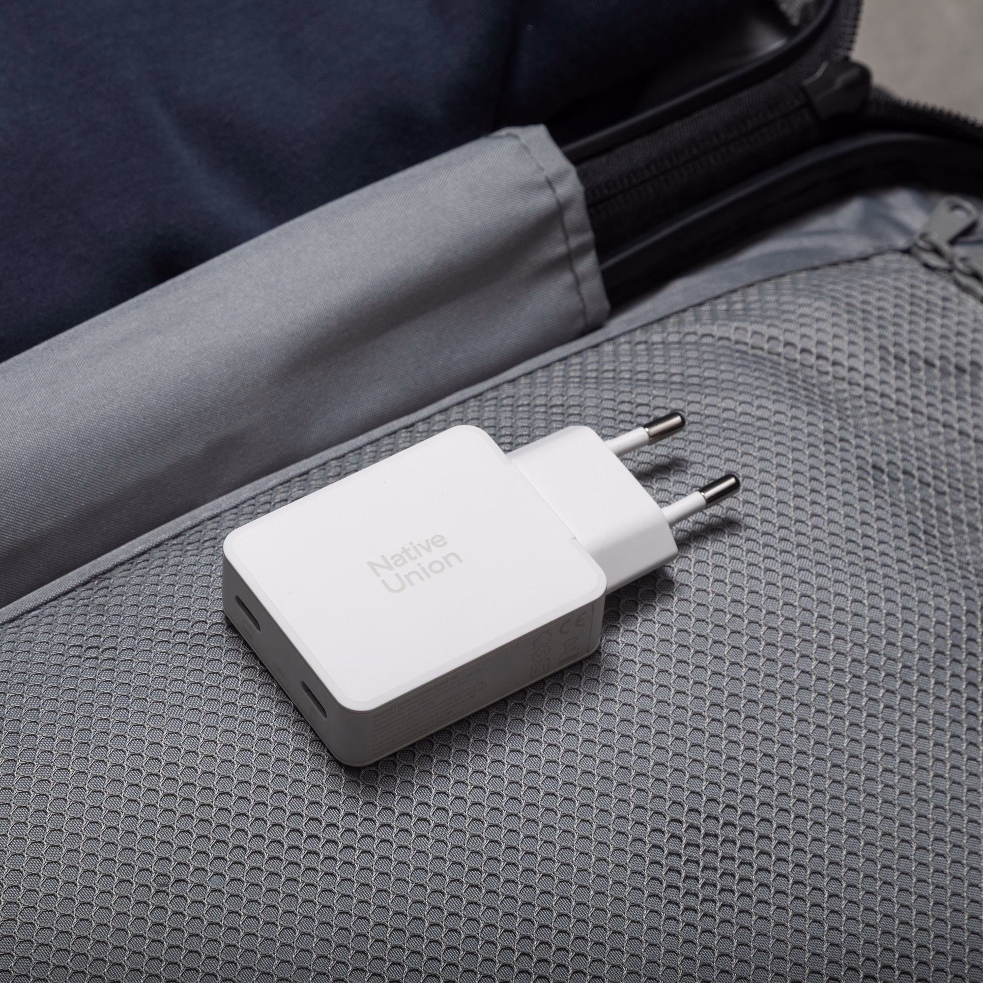 Native Union 65W White в сумке-органайзере