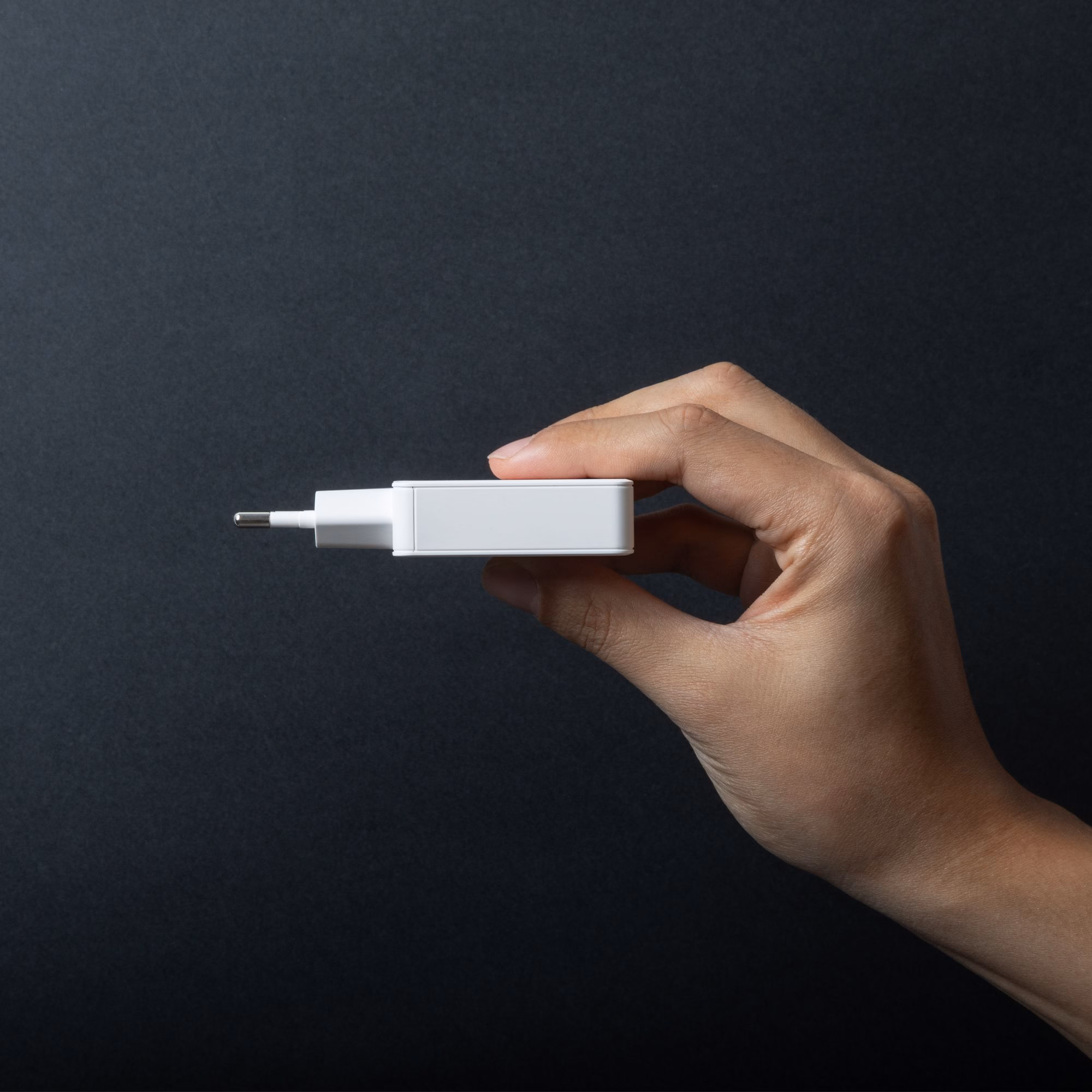 Native Union Pocket GaN 65W White в руке