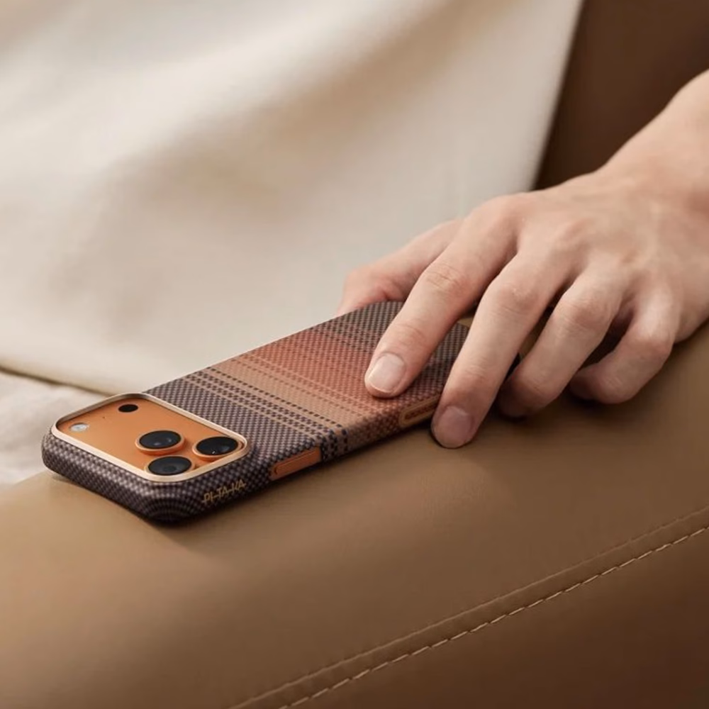 iPhone 16 Plus в чехле Pitaka Sunset на диване