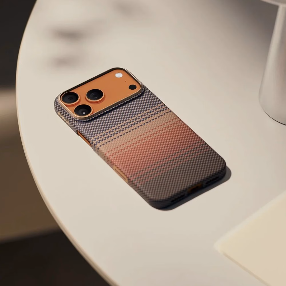 Чехол Pitaka Sunset для iPhone 16 Plus на столе