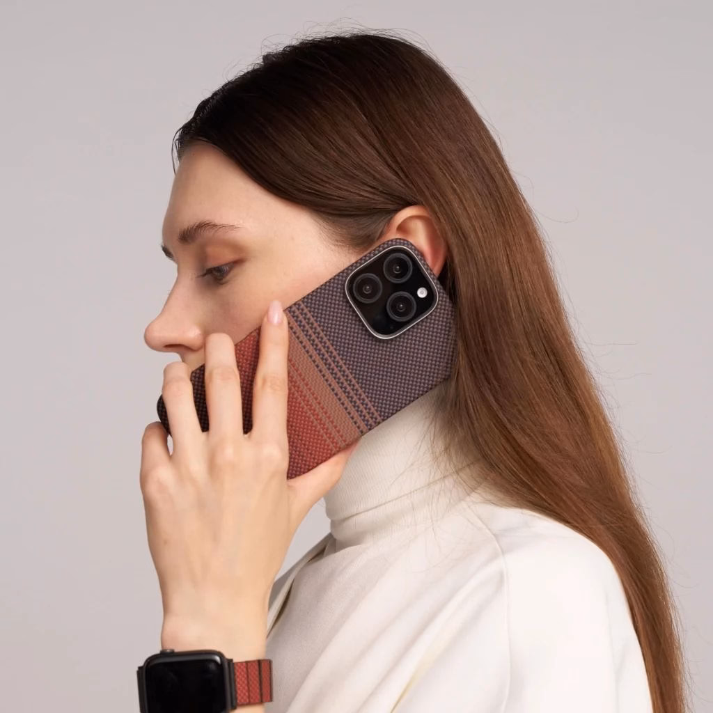 Женщина разговаривает по iPhone 16 Plus в чехле Pitaka Sunset