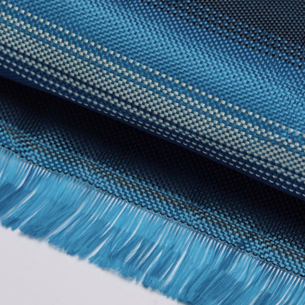 Макрофотография фирменного цветного плетения Fusion Weaving из ультрапрочного арамидного волокна пауэрбанка Pitaka Aramid Fiber Qi2 10000mAh Sunset
