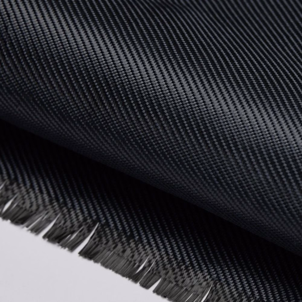 Макрофотография фирменного цветного плетения Fusion Weaving из ультрапрочного арамидного волокна пауэрбанка Pitaka Aramid Fiber Qi2 10000mAh Sunset