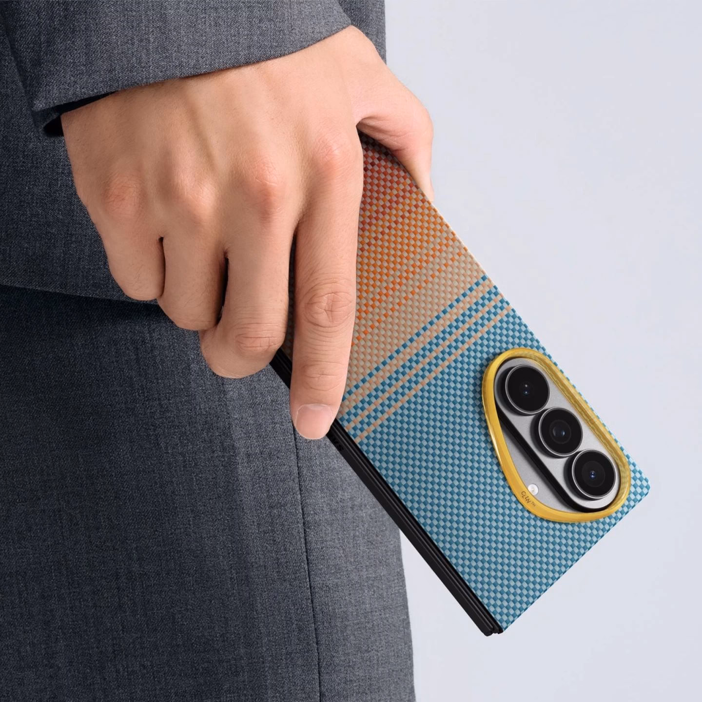 Мужчина держит Samsung Galaxy Z Fold 8 Ultra в чехле Pitaka California Dream