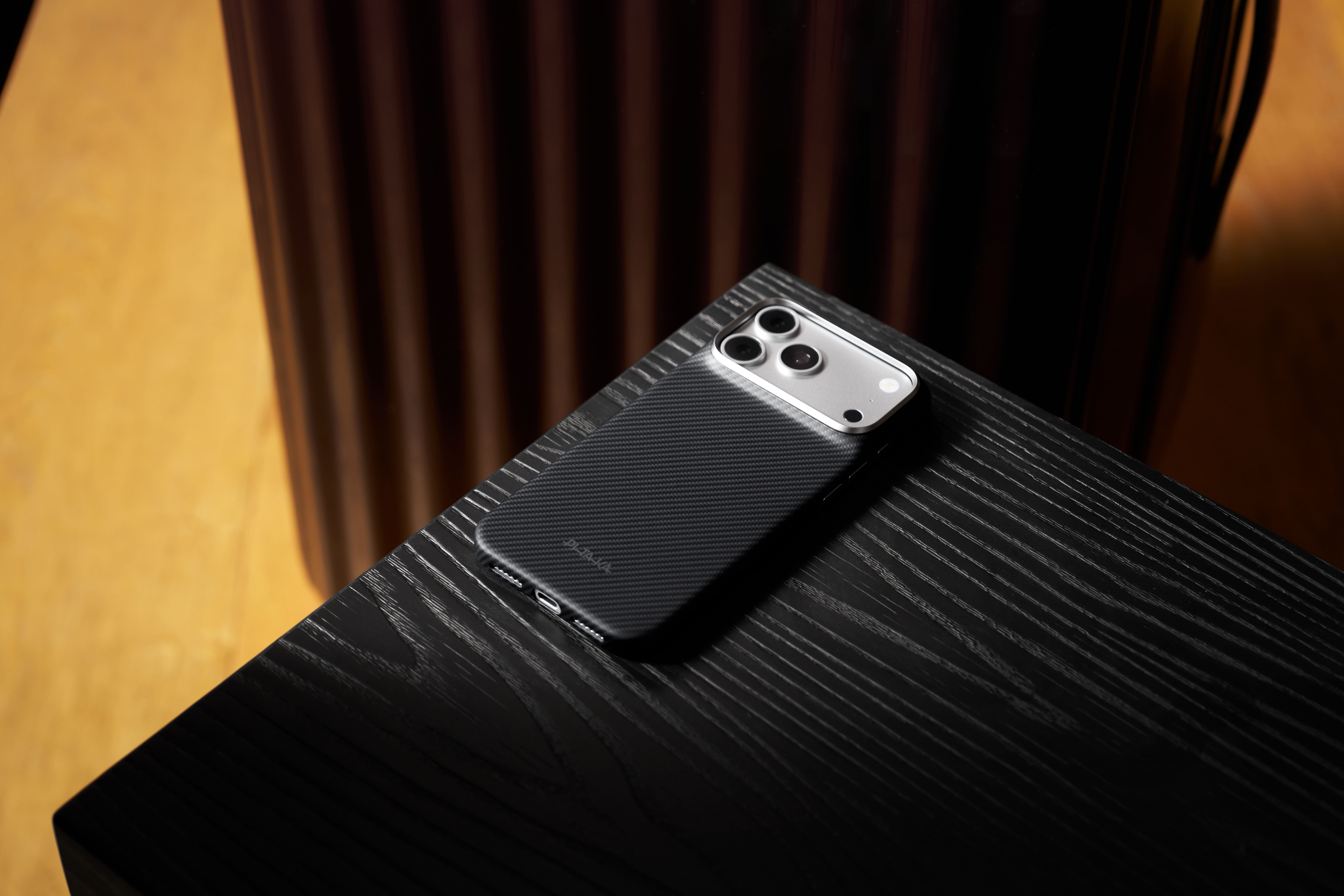 Чохол Pitaka Edge Ultra-Slim на столі