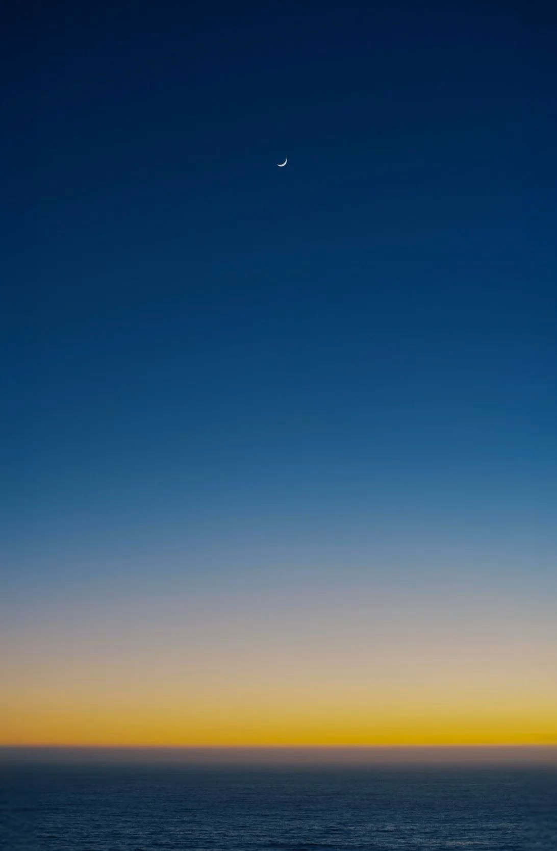 Нічний захід сонця над морем - концепція Pitaka Moonrise