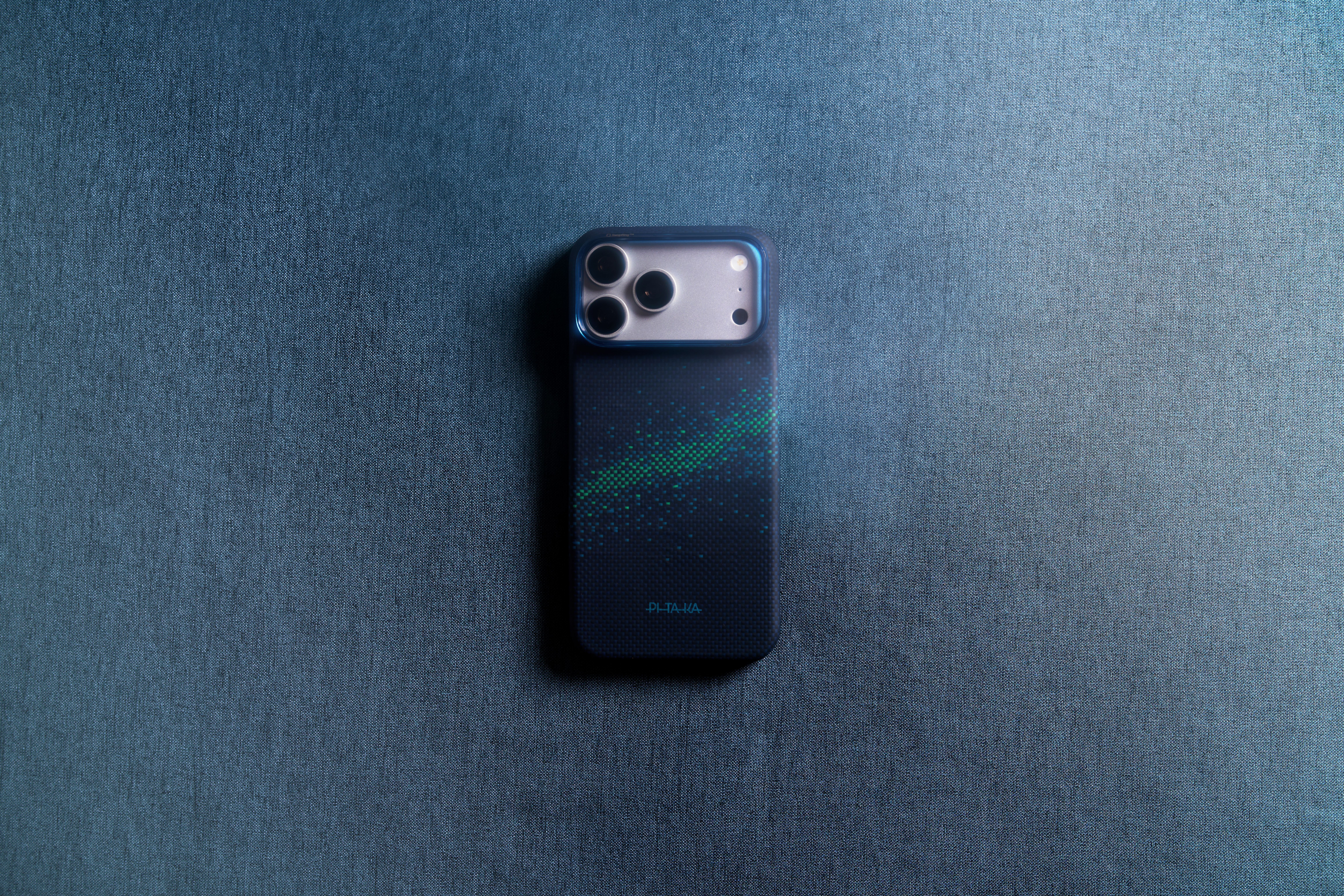 Чехол Pitaka Edge Milky Way Galaxy Rion Nebula-01 на фоне