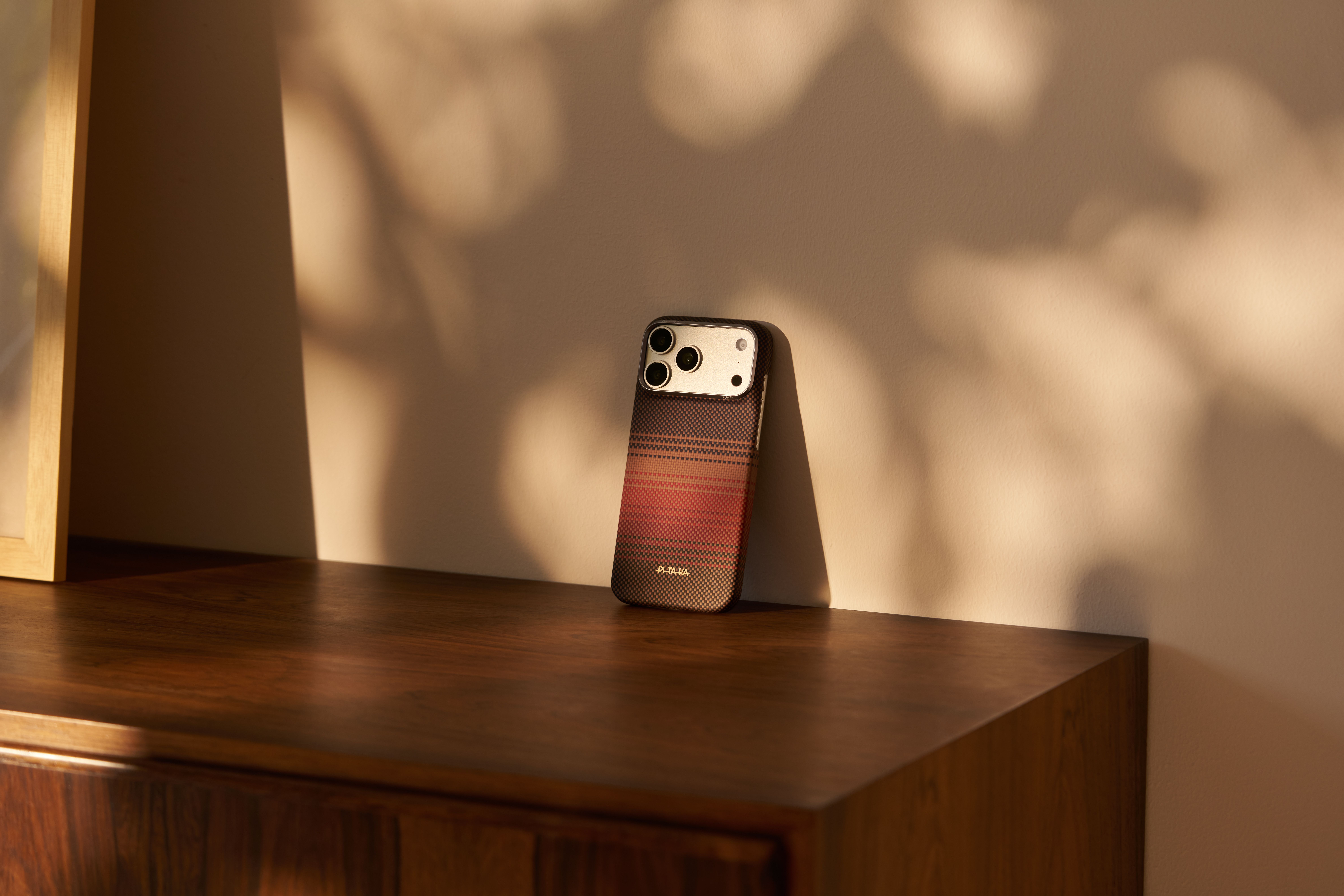 Чехол Pitaka Edge Sunset на столе