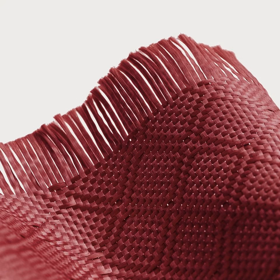 Макро текстура арамидного волокна и Mammoth Resin чехла Pitaka Edge Burgundy