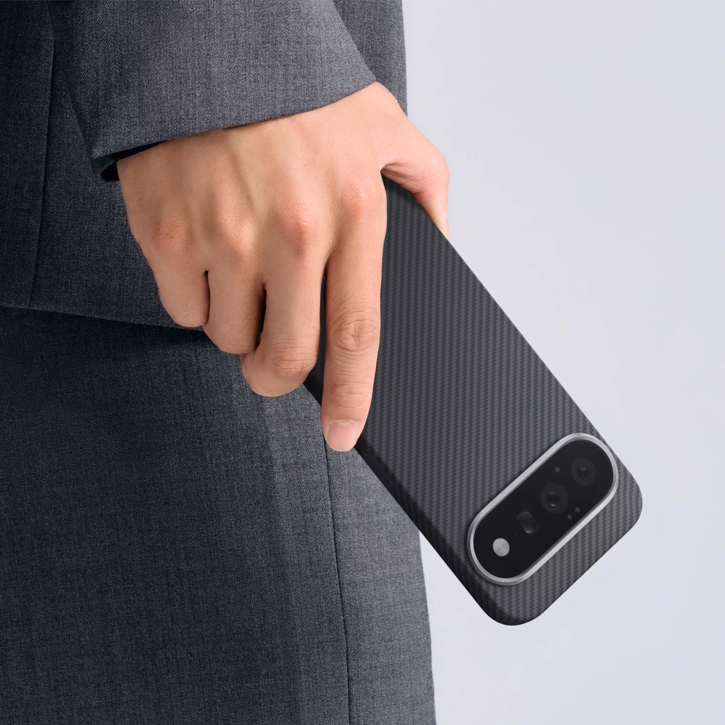 Чоловік тримає в руці Google Pixel 11 Pro у чохлі Pitaka Edge Ultra-Slim Twill Black/Grey