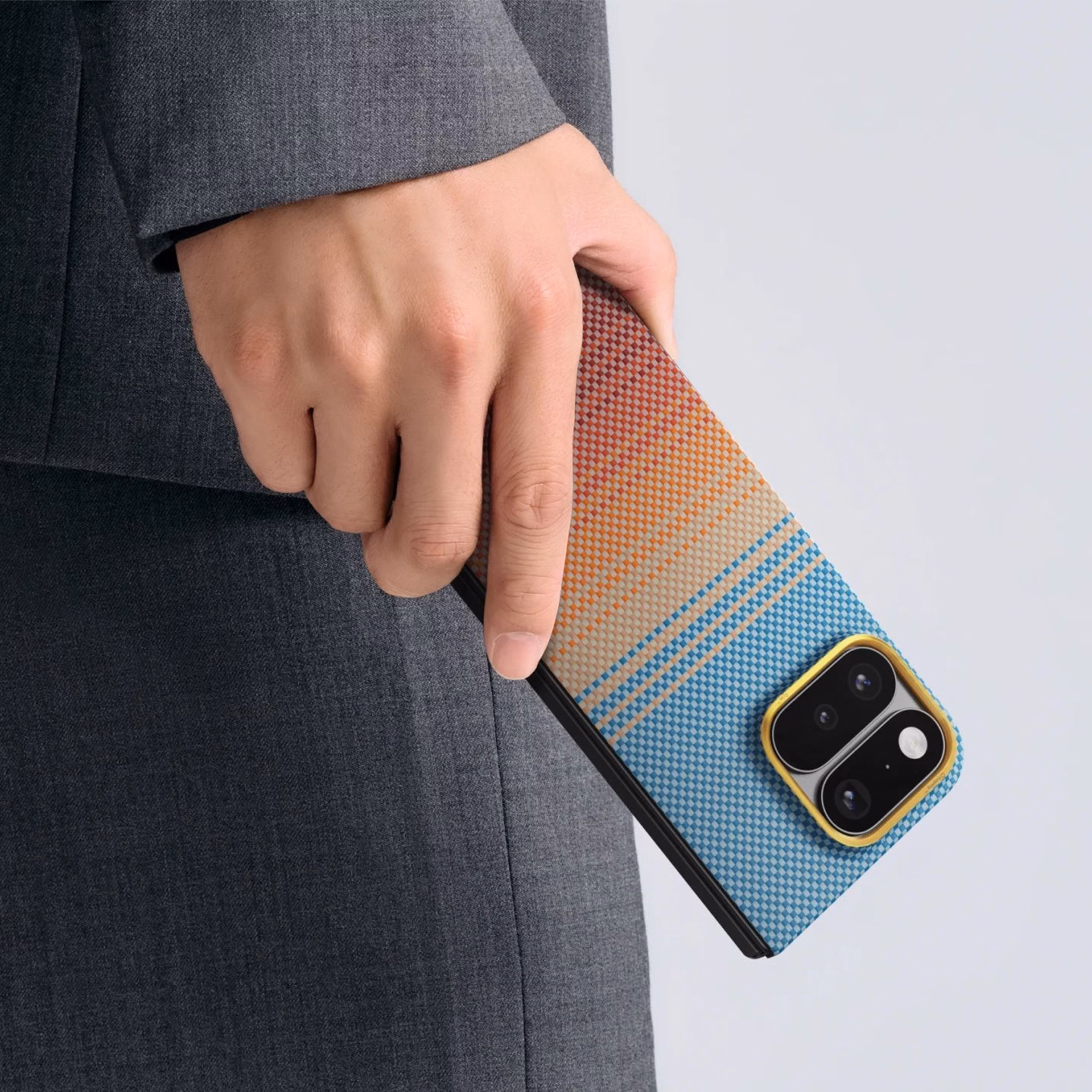 Чоловік тримає в руці Google Pixel 11 Pro Fold у чохлі Pitaka Edge Ultra-Slim California Dream-01