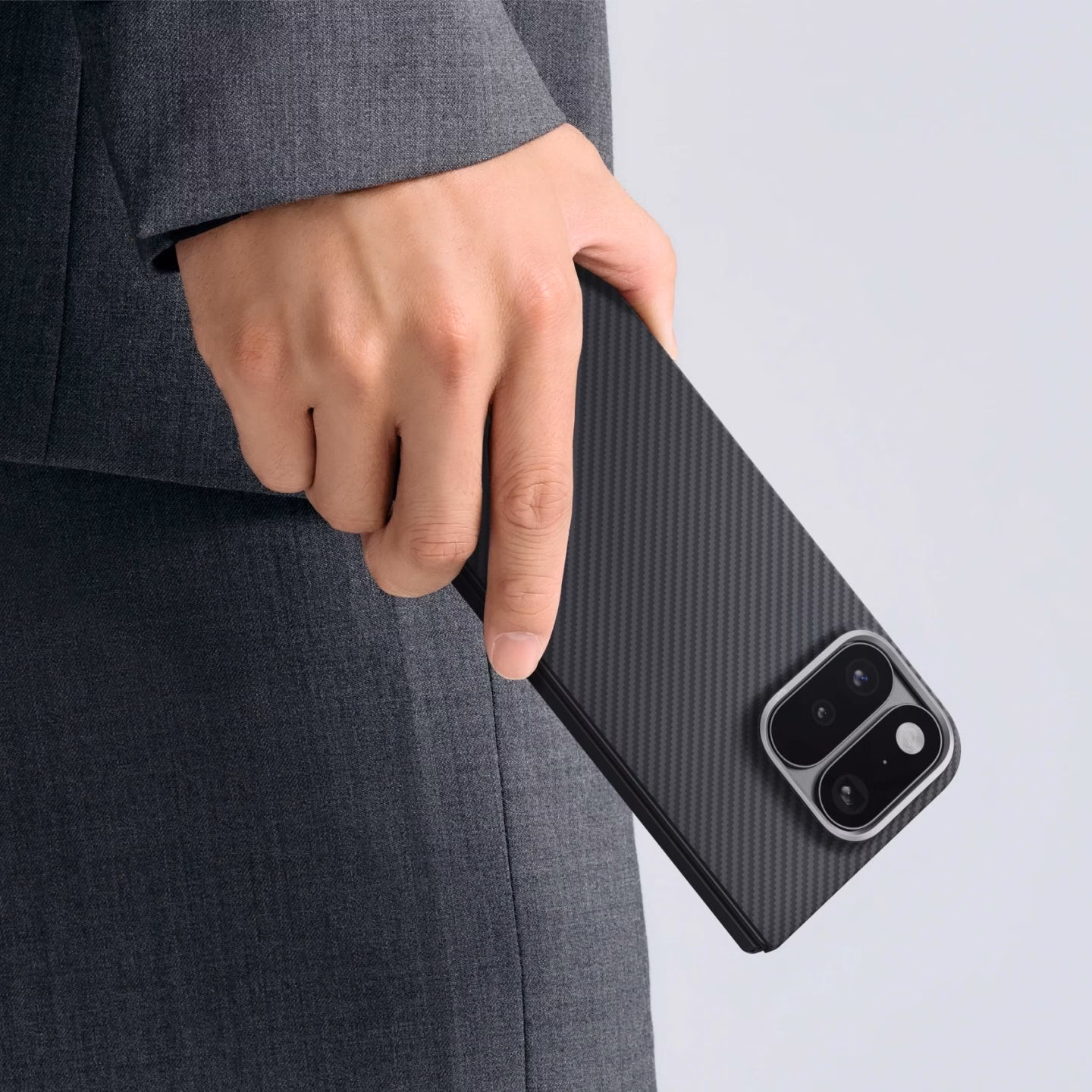 Мужчина держит в руке Google Pixel 11 Pro Fold в чехле Pitaka Edge Ultra-Slim Twill Black/Grey